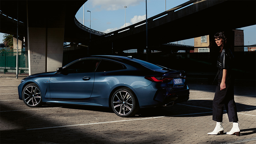 BMW M440i xDrive Coupé G22 2020 Arctic Race Blue metalizado Vista de tres cuartos del lateral con modelo